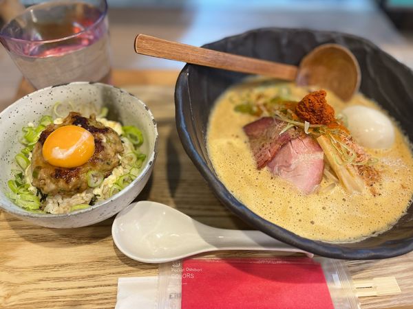 「辛味噌濃厚えびそば+味玉+月見つくね丼」@えびそば 緋彩の写真