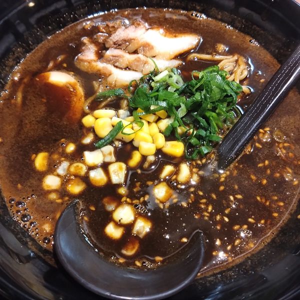 「ブラックラーメン950円」@麺匠はなみち 十三店の写真