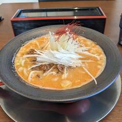担々麺　８８０円