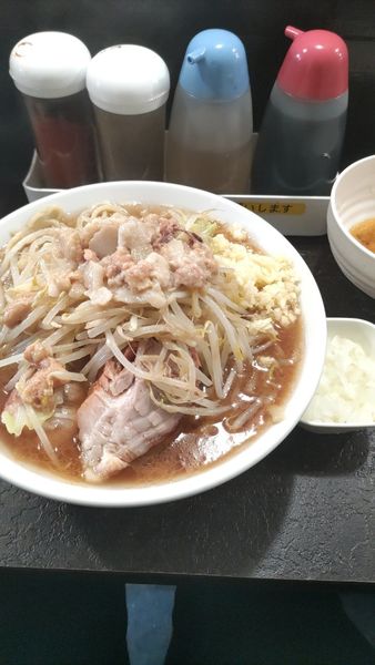 「ラーメン少な目➕生たまご➕玉ねぎ」@ぶたけん。の写真