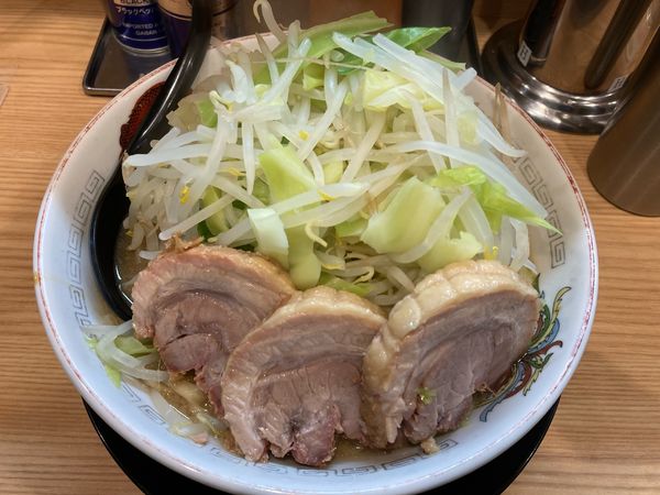 「小ラーメン(野菜マシ・ニンニク・豚一枚追加) 930円」@豚山 幡ヶ谷店の写真