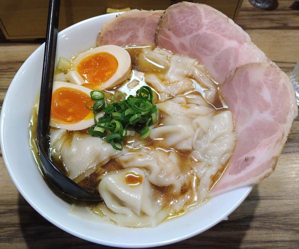 「鶏と鰹のワンタン醤油ソバ+ワンタン」@麺や ふくわらいの写真