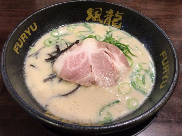 「とんこつラーメン+無料替え玉2玉 750円」@とんこつラーメン 博多風龍 大宮東口駅前店の写真