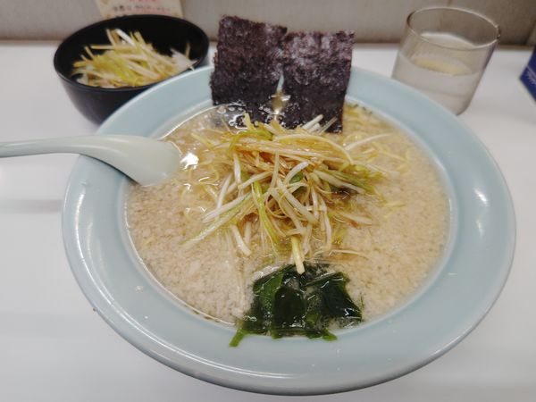 「ネギラーメン８００円＆ねぎ丼３００円」@ラーメンショップ 長和店の写真