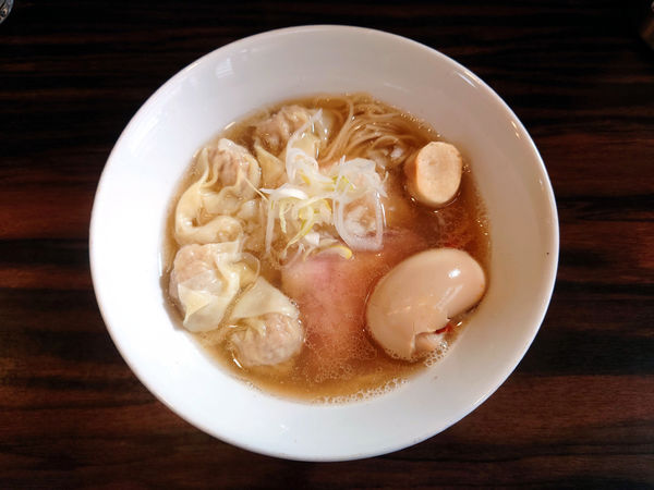 「白しょうゆ中華そば+ワンタン×2」@中華そば 梟の写真