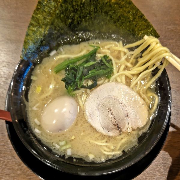 「醤油ラーメン＋味玉(790円)」@横浜家系ラーメン 飛龍家の写真