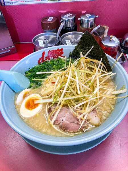「プレミアム塩とんこつラーメン（白髪ネギクーポン）」@山岡家 平塚店の写真