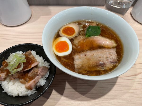 「しょうゆらーめん + 豚チャーシューごはん + 味玉(クーポン)」@らーめん藁の写真