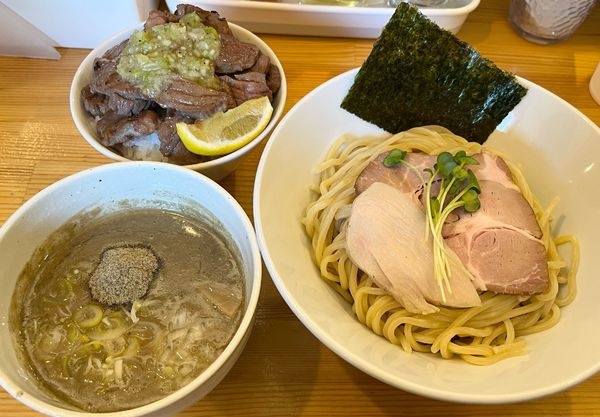 「【3周年限定】濃厚つけ麺+ネギ塩牛タン丼」@煮干らーめん 川むらの写真