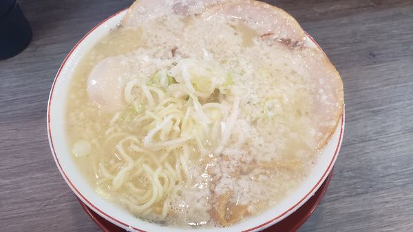 「濃厚背脂豚骨ラーメン全部のせ」@背脂らーめん 背脂チャチャチャの写真