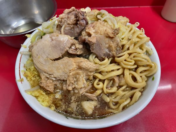 「小ラーメン　ヤサイちょいマシニンニクアブラカラメ　生卵　生姜」@ラーメン二郎 越谷店の写真