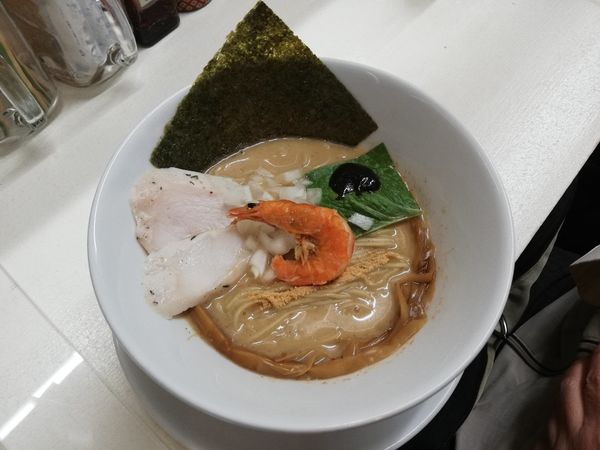 「濃厚海老そば」@マグロ卸のマグロ丼とラーメンの店 ウミノイロの写真