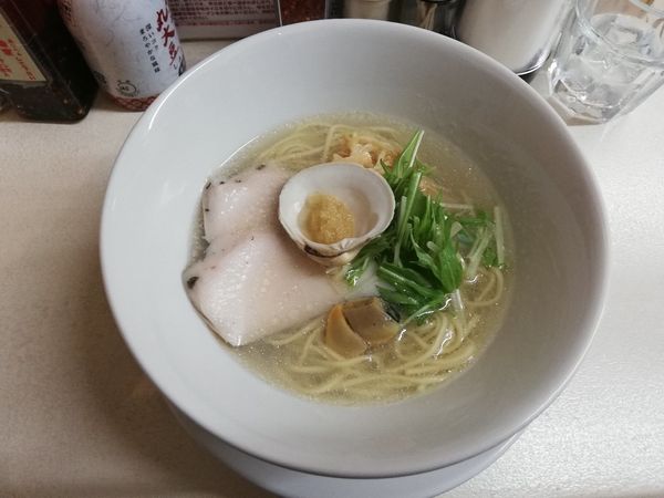 「淡麗旨味そば」@マグロ卸のマグロ丼とラーメンの店 ウミノイロの写真