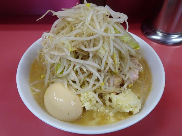 「ラーメン（850円）＋味つけタマゴ（100円）ヤサイニンニク」@ラーメン二郎 ひばりヶ丘駅前店の写真