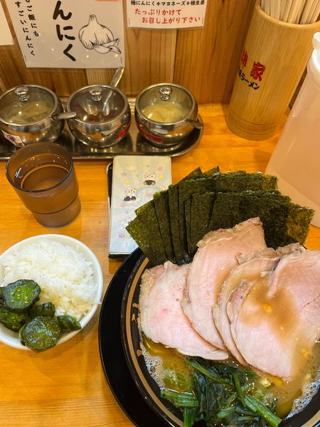 「燻製チャーシュー海苔増し硬め濃いめ、無料ライス」@横浜家系ラーメン 大神家の写真
