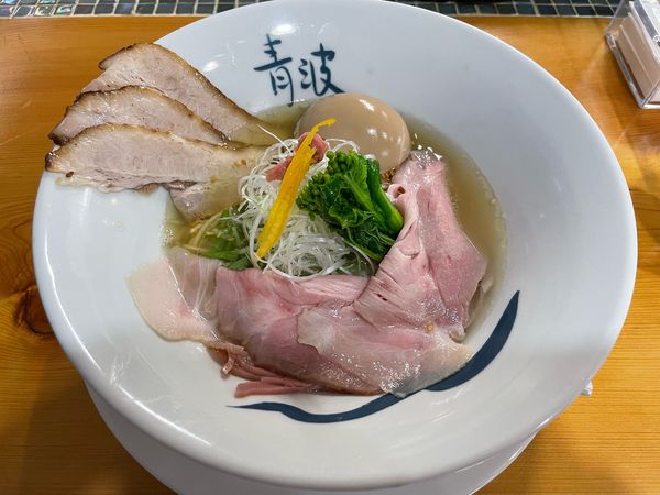 「限定ラーメン　煮干しラーメン春塩　煮卵チャーシュートッピング」@青波の写真