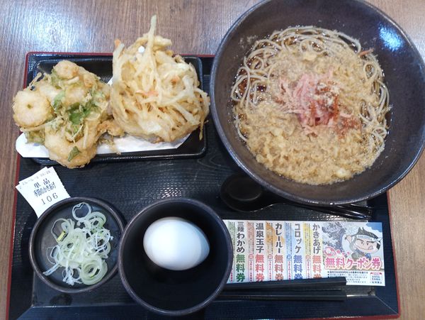 「朝そば(玉子)420円、季節のかき揚げ300円、麺大盛り無料」@ゆで太郎 柏豊四季店の写真