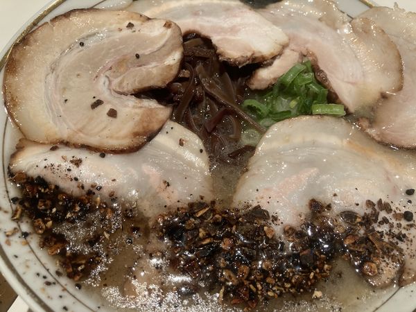 「濃厚豚骨玉名ラーメン+チャーシュー増し+替え玉」@くまめんの写真