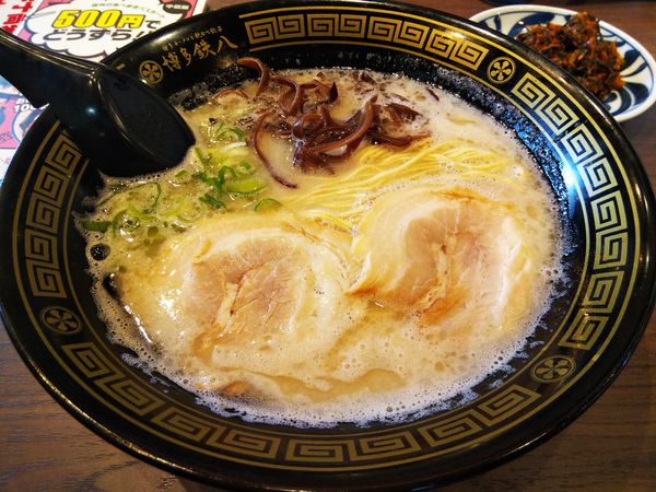 「豚骨ラーメン　※カタ　※㋗で５００円　＋辛子高菜：サービス」@博多鉄八 安曇野店の写真