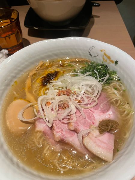 「煮豚しおそば大盛り+味玉」@SOBAHOUSE 金色不如帰 新宿御苑本店の写真