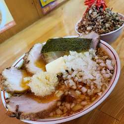 醤家チャーシューメン1100円 ニンニクバター、玉葱各120円