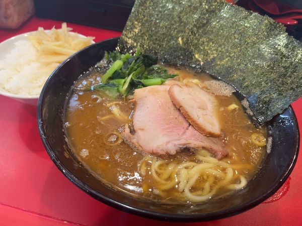 「ラーメン中盛り　ライス」@杉田家 千葉駅前店の写真