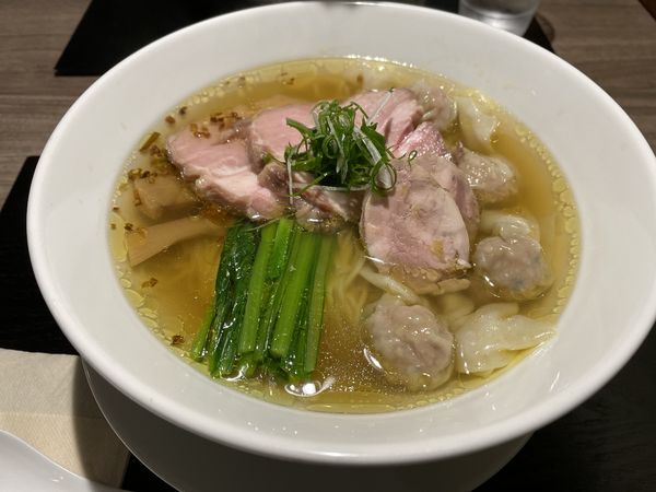 「ちゃ〜しゅ〜わんたん麺　塩味」@らーめん 鉢ノ葦葉の写真