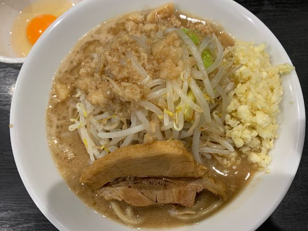 「並ラーメン　全マシ生卵」@ラーメンフクロウの写真