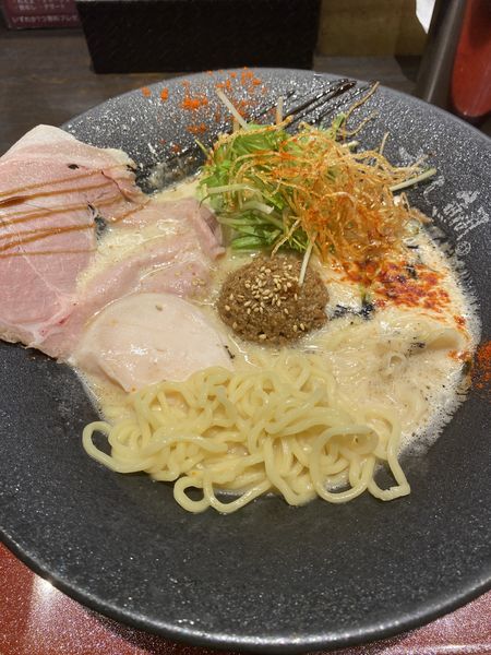 「汁あり鯛担麺(2辛)+和え玉卵黄バター醤油 930+300」@恋し鯛の写真