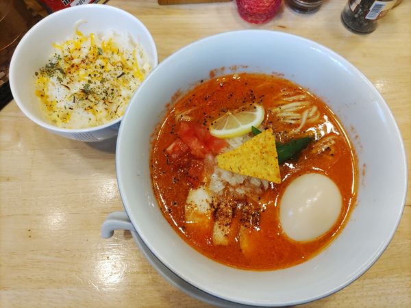 「[限定]メキシカンチリトマトラーメン·ハーブチーズご飯·味玉」@鶏そばムタヒロの写真
