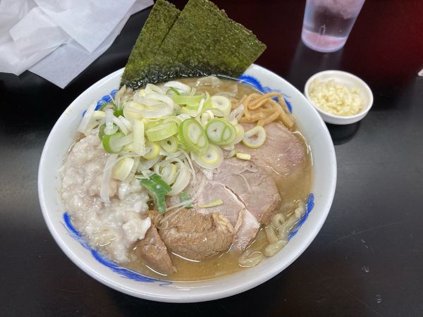 「塩中華そば（中）身入り、ネギ、ニンニク」@手打ち中華そば 酒田 河原町店の写真
