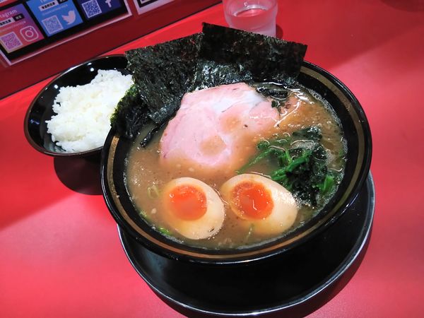 「ラーメン 800円 ライス100円」@家系ラーメン王道家直伝 青森野呂家の写真