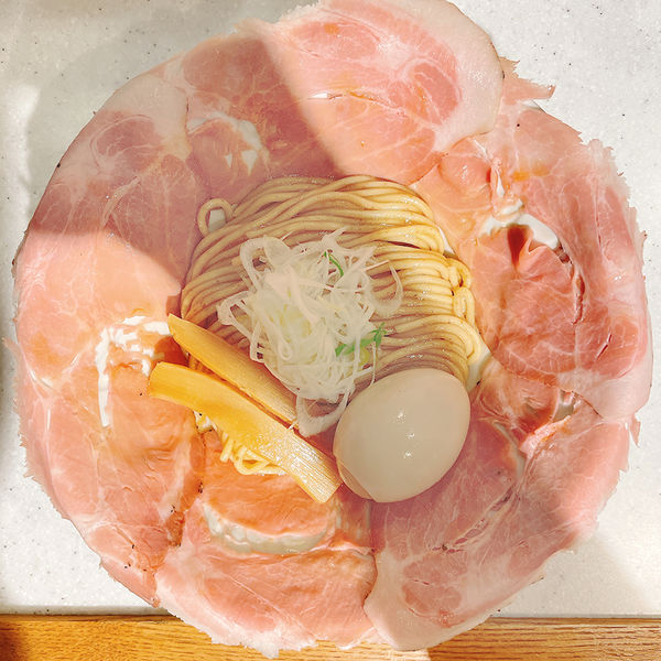 「錆びた刃（チャーシュー5枚）＋とろ〜り半熟煮玉子」@ラーメン大戦争 西新宿店の写真