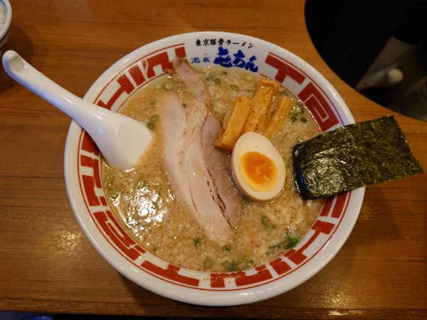 「豚骨醤油ﾗｰﾒﾝ¥850(ﾗｲｽｻｰﾋﾞｽ)」@屯ちん 池袋西口店の写真