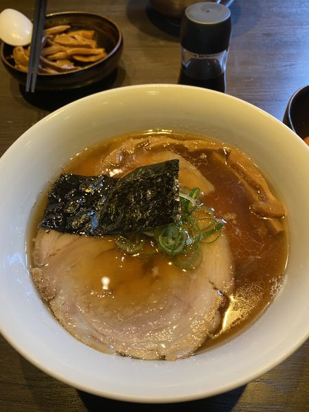 「奥州豚の醤油ラーメンと名古屋コーチンTKG」@支那そばや 本店の写真