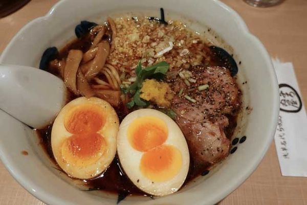 「与ろゐ屋ブラック　950円＋縁たま（双子の味玉）　150円」@与ろゐ屋の写真