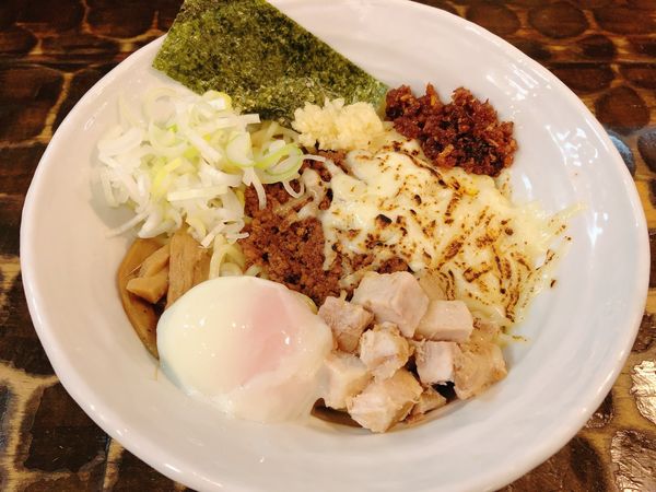 「油そば温玉のせ油　並（1050円）、半チーズ（50円）」@油そば 油虎の写真