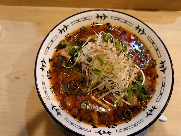 「辛い牛すじラーメン　1100円」@中華そば すばる食堂の写真