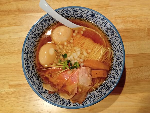 「山椒香る煮干しそば＋味玉」@麺也 時しらず 学芸大学店の写真