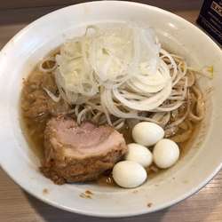 ラーメン300g + うずら + 玉ねぎスライス