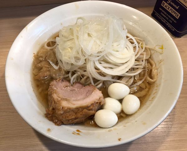 「ラーメン300g + うずら + 玉ねぎスライス」@麺屋 味方の写真