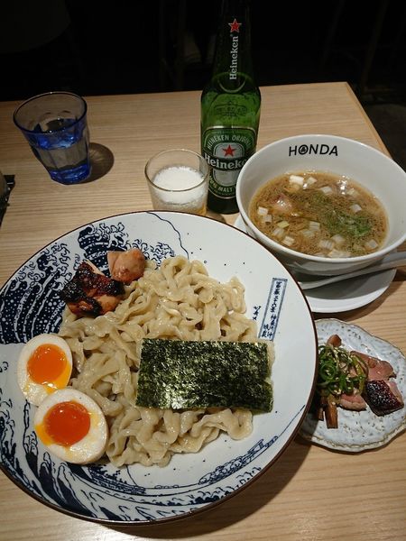 「ハイネケン ＋ 自家製手揉みつけ麺 上 醤油」@本田麺業 神田西口駅前店の写真