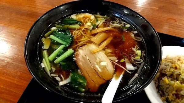 「醬油ラーメン（半炒飯ランチセットで８８０円）」@楽楽美食の写真