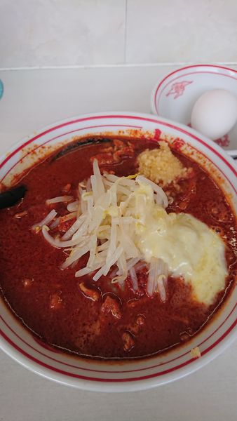 「北極ラーメン+とろけるチーズ+クラッシュにんにく+アプリ生卵」@蒙古タンメン 中本 船橋店の写真