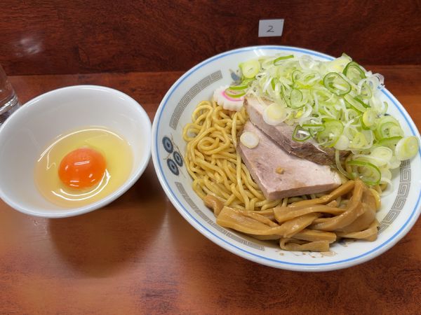 「油そば800円ネギ盛り150円生玉子（別皿）50円」@珍々亭の写真