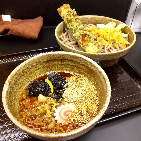 「肉汁つけそば（￥900）＋ちくわの天ぷら（￥200）」@なぜ蕎麦にラー油を入れるのか。 五反田店の写真