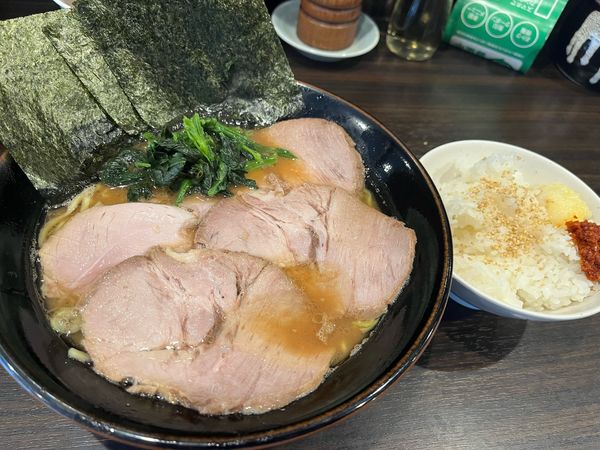 「濃厚豚骨らーめん(並)+チャーシュー 半ライス ¥1,100」@横浜らーめん 寿三家の写真