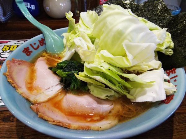 「ラーメン　並盛　※かため＆濃い　※㋗で５００円　＋生キャベツ」@豚骨醤油ラーメン まじめ家の写真