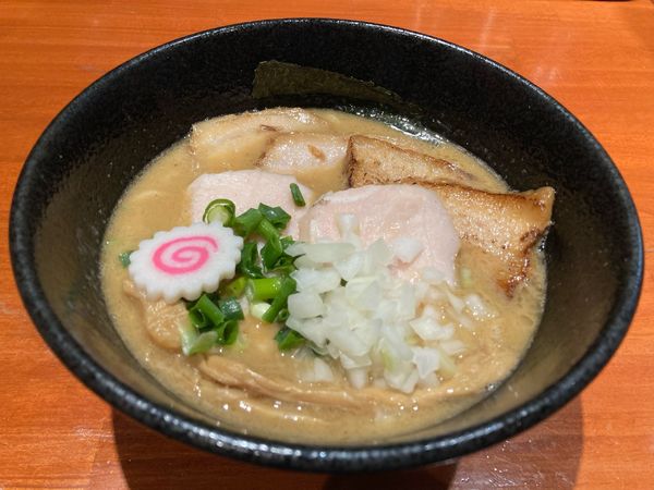 「濃厚中華そば・ミックスチャーシュー」@中華そば 輝羅の写真