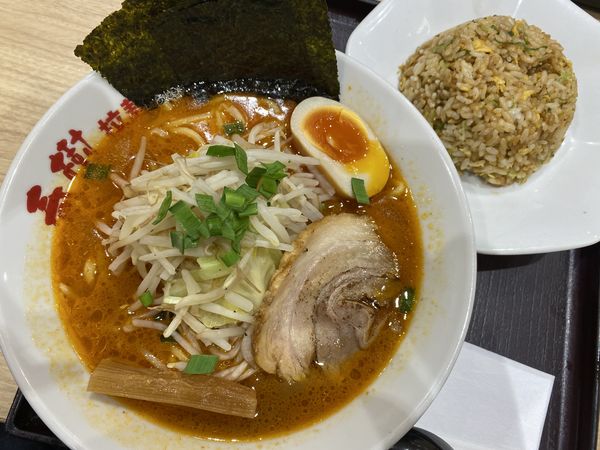 「コク辛豚骨ラーメンセット（半チャーハン）」@えび豚骨拉麺 春樹 南砂町スナモ店の写真